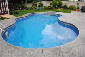 Large rounded swimming pool in Kanata backyard - lots of depth
